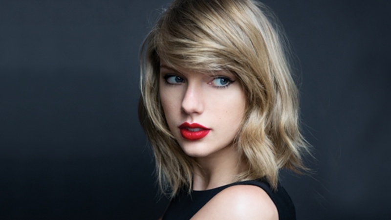 Taylor Swift gives surprise show at fan's wedding reception