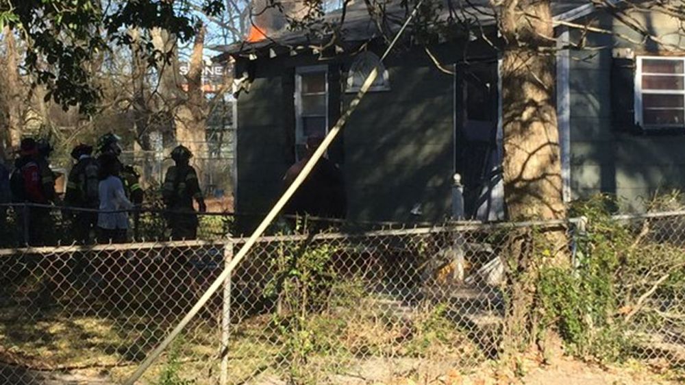 Neighbor arms herself with garden hose to help fight B.R. house fire