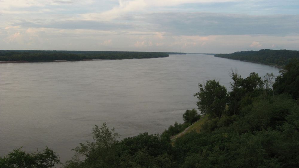 State monitoring oil spill in Mississippi River