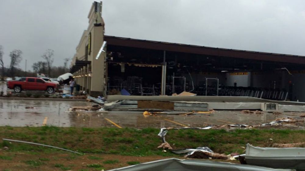 Tornado damages building near Prairieville