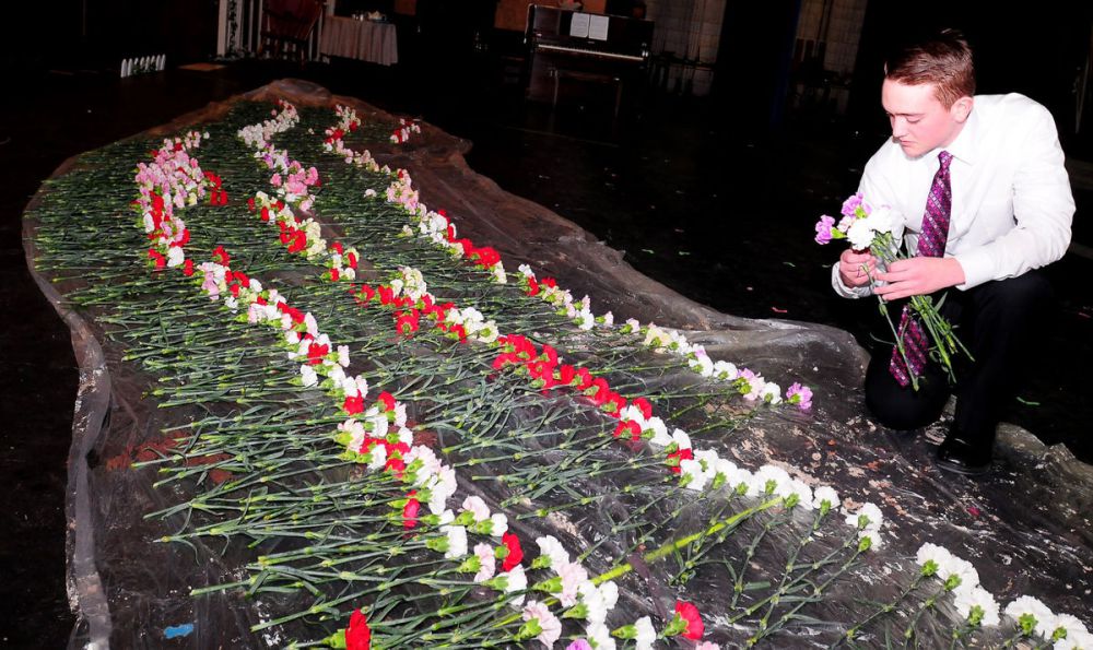 Utah teen delivers 900 carnations for Valentine's Day
