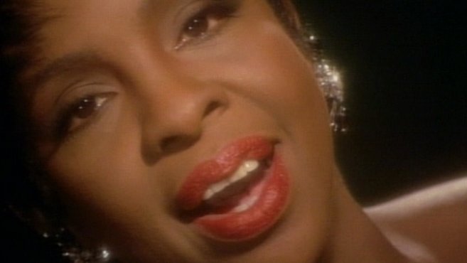 Gladys Knight sings 'Happy Birthday' during traffic stop