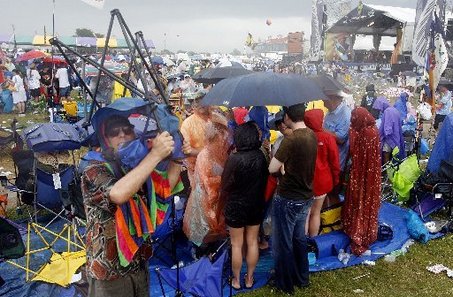 Start of 2nd weekend of Jazz Fest soaked by rain