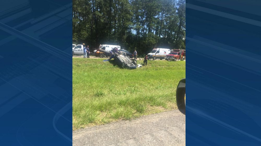 Overturned vehicle causes lane closure on I-12 West in Livingston