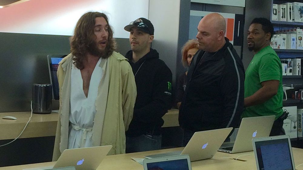 Cross-bearing 'Jesus' arrested at Apple store for trespass