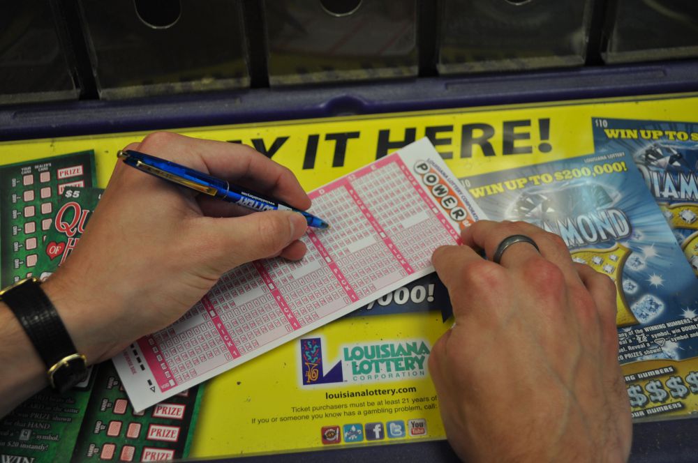 Man from Kentucky wins $1 million prize after buying Powerball ticket in Ama
