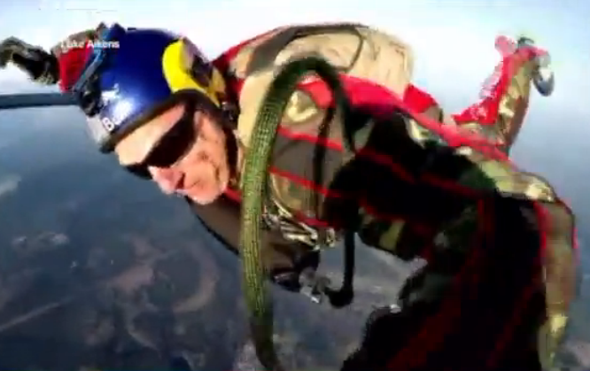 Skydiver to jump 25,000 feet without chute on live TV