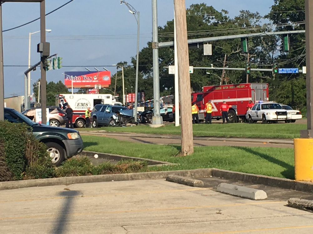 Florida Blvd  at Sherwood Blvd briefly closed after multi car crash