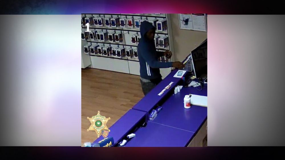 EBRSO looking for phone store looter