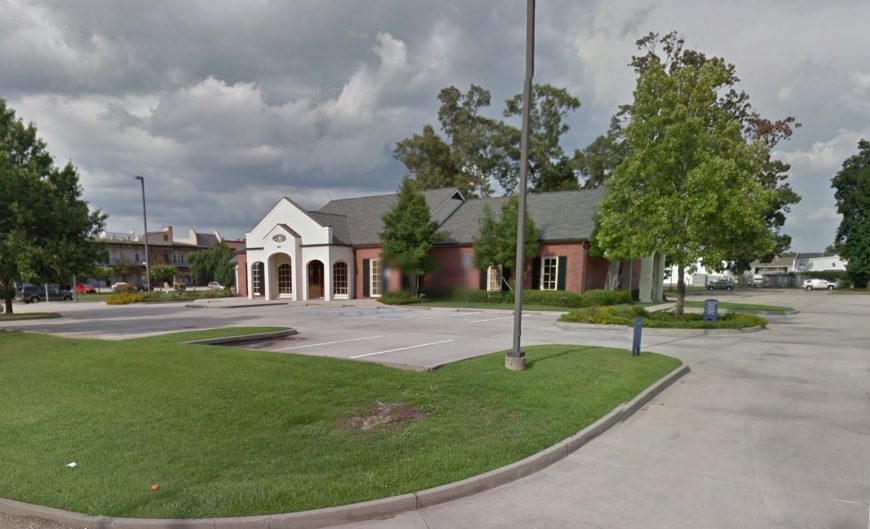 Employees left in vault after bank robbery