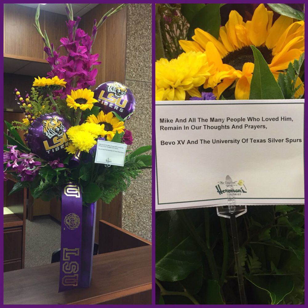 Texas mascot shows support to Mike VI