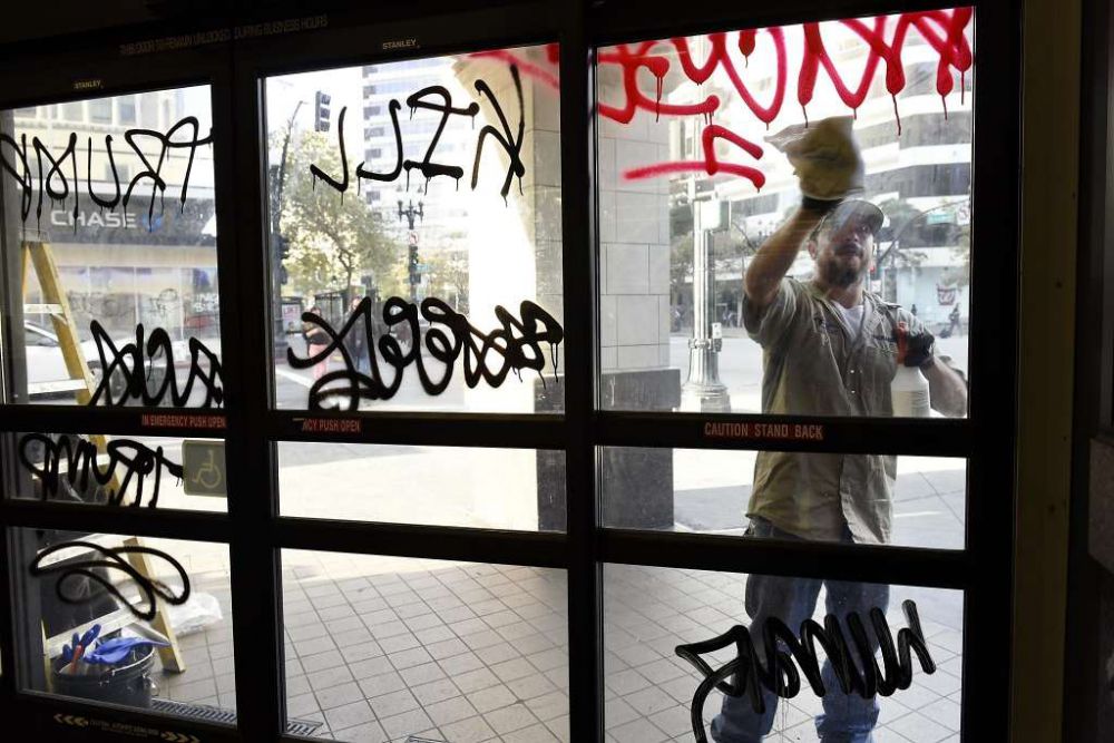 Trump protesters damage businesses in Oakland