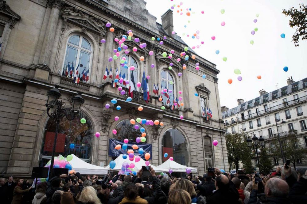 Balloons released in sign of hope in Paris