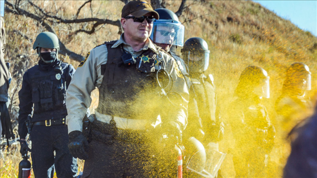 Police, protesters face off at Dakota Access Pipeline