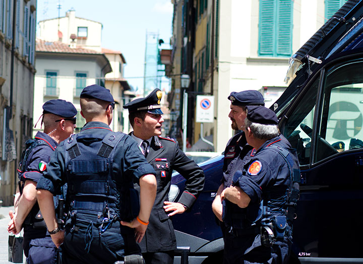 Florence police use tear gas to quell anti-govt protesters