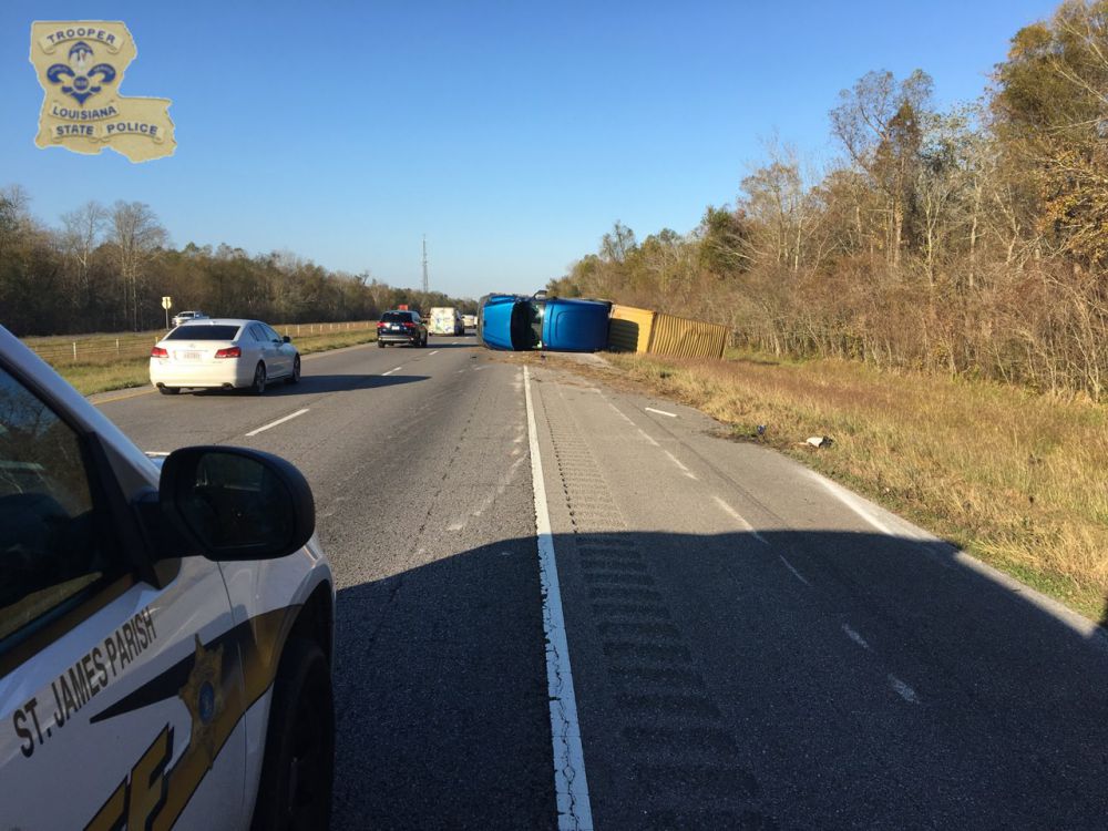 Overturned semi snarls traffic on I-10; lane reopened