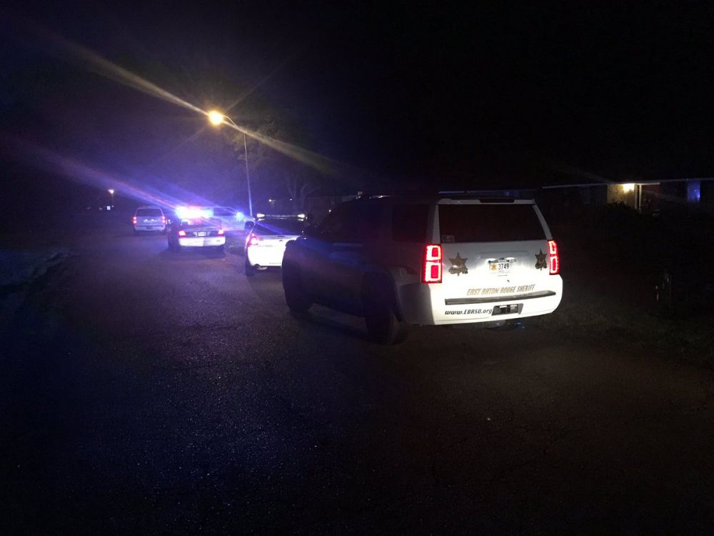 EBR Sheriff's deputies searching for 3 suspects after car chase