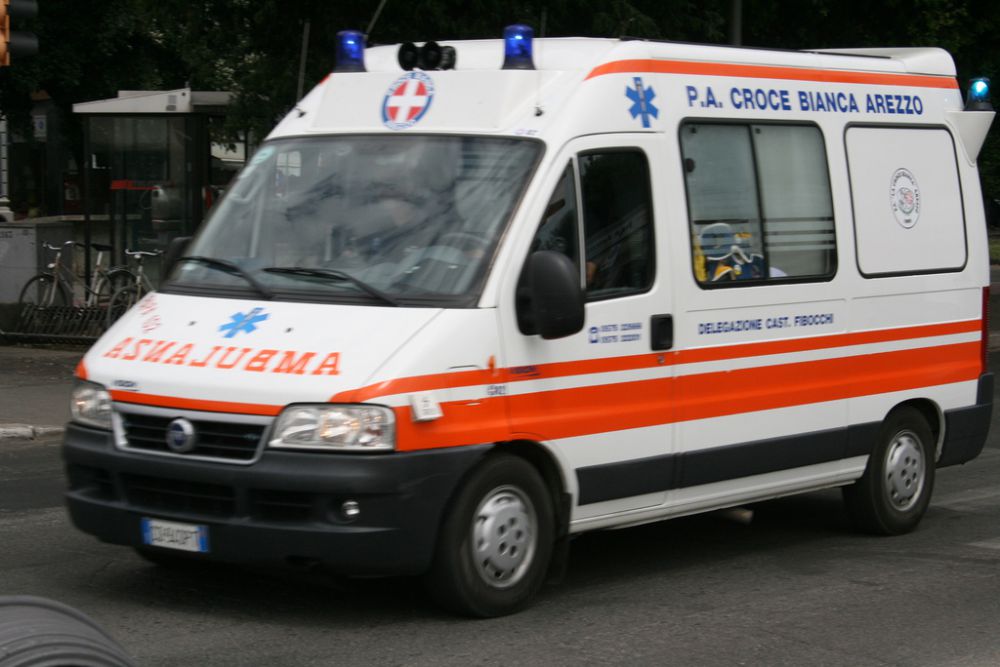 Italian bomb-squad expert wounded while examining package