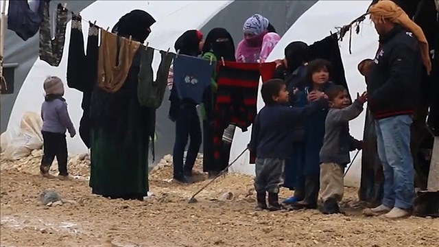 Trump suspends Syrian refugees program