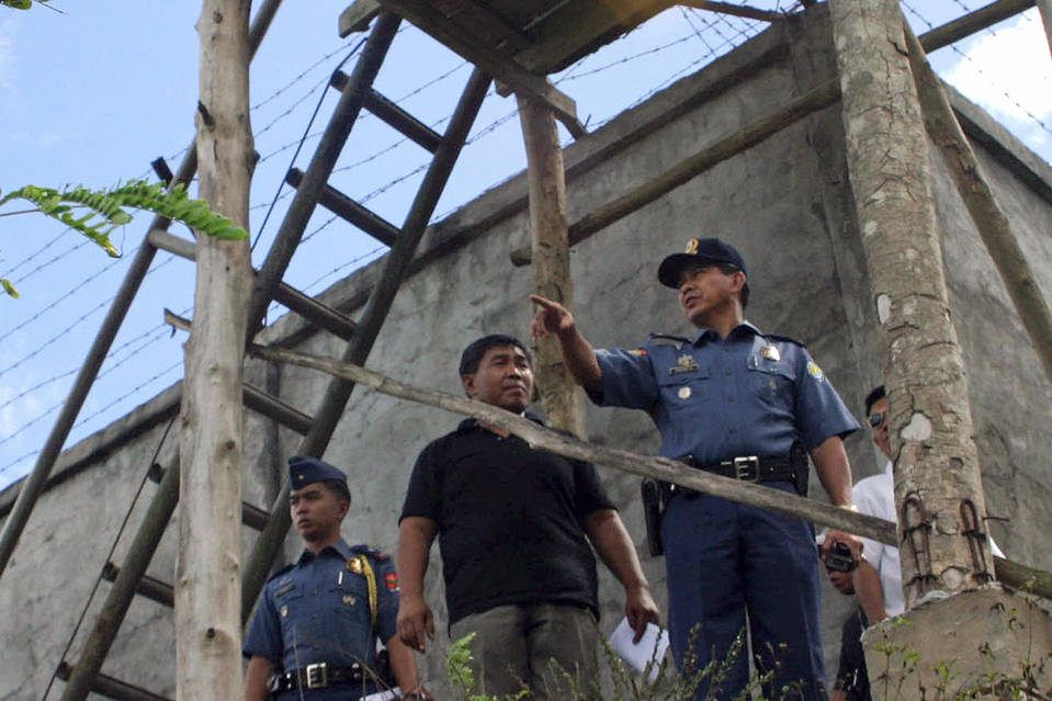 Suspected rebels storm Philippine jail, 132 inmates escape