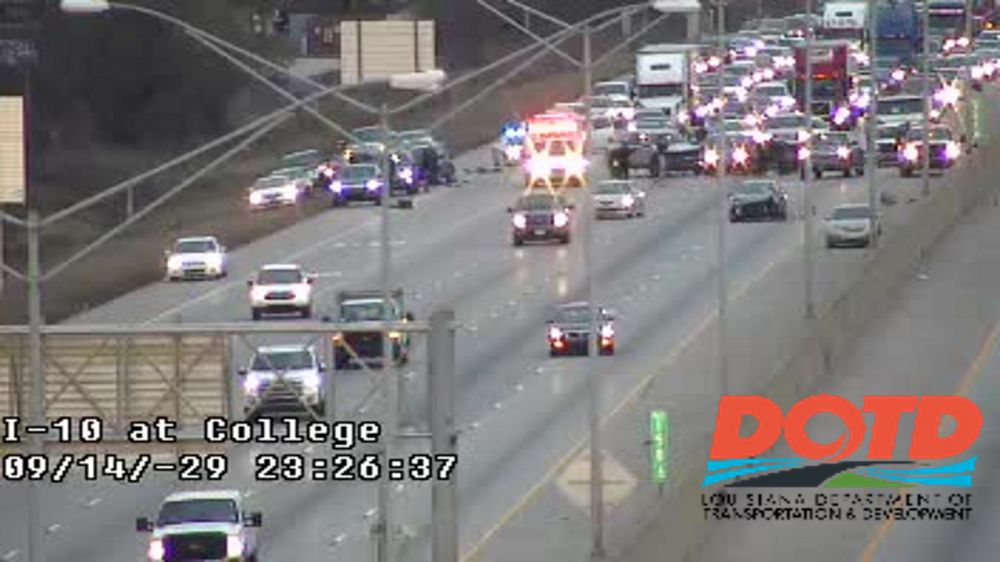 Crash blocks lanes of I-10 WB near College Drive