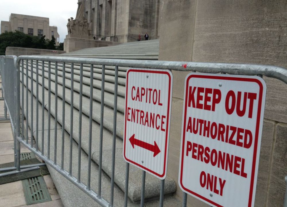 Front doors of capitol still closed due to failing facade