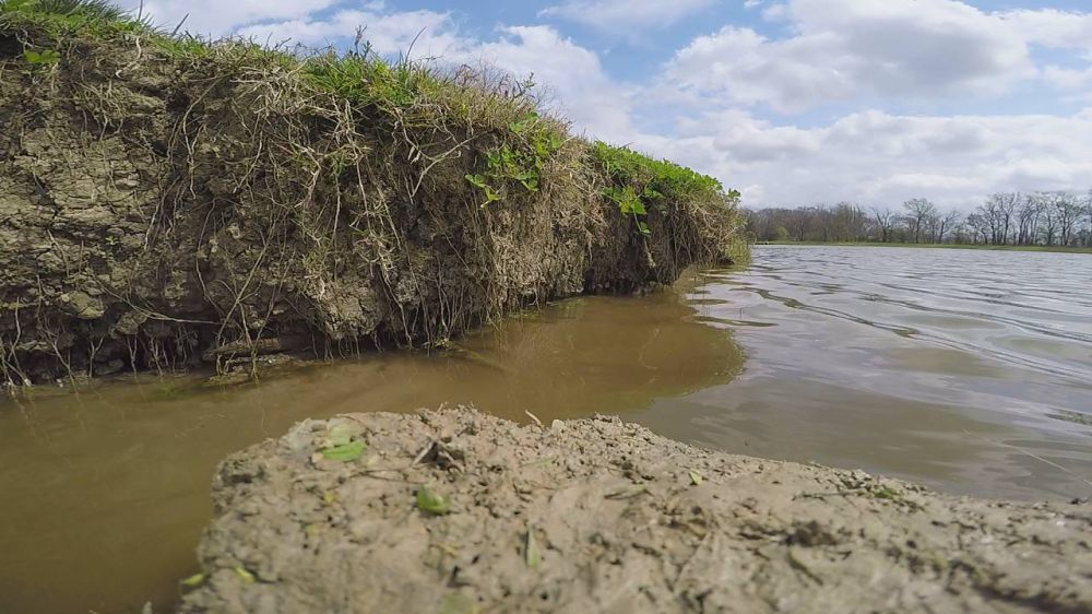Land eroding around lake, no one taking responsibility