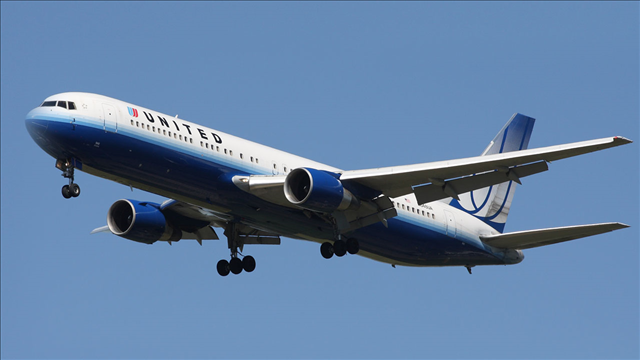 United responds to critics after barring 2 teens for leggings