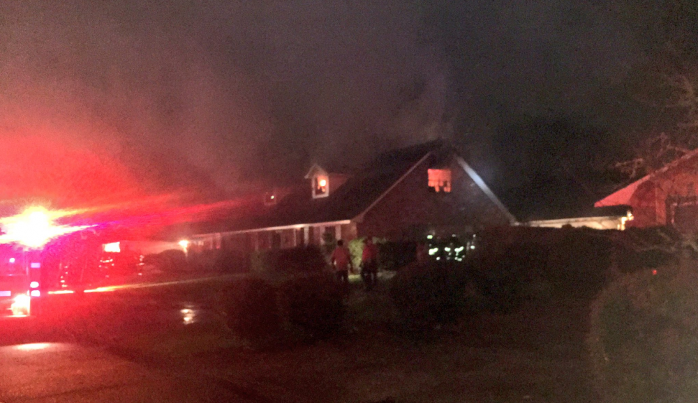 Firefighters extinguish large house fire in Baton Rouge