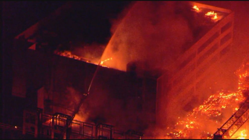 Huge fire engulfs apartment building under construction