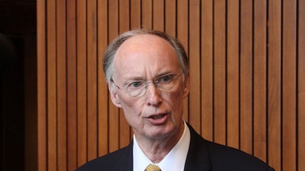 Alabama governor resigns  after plea deal
