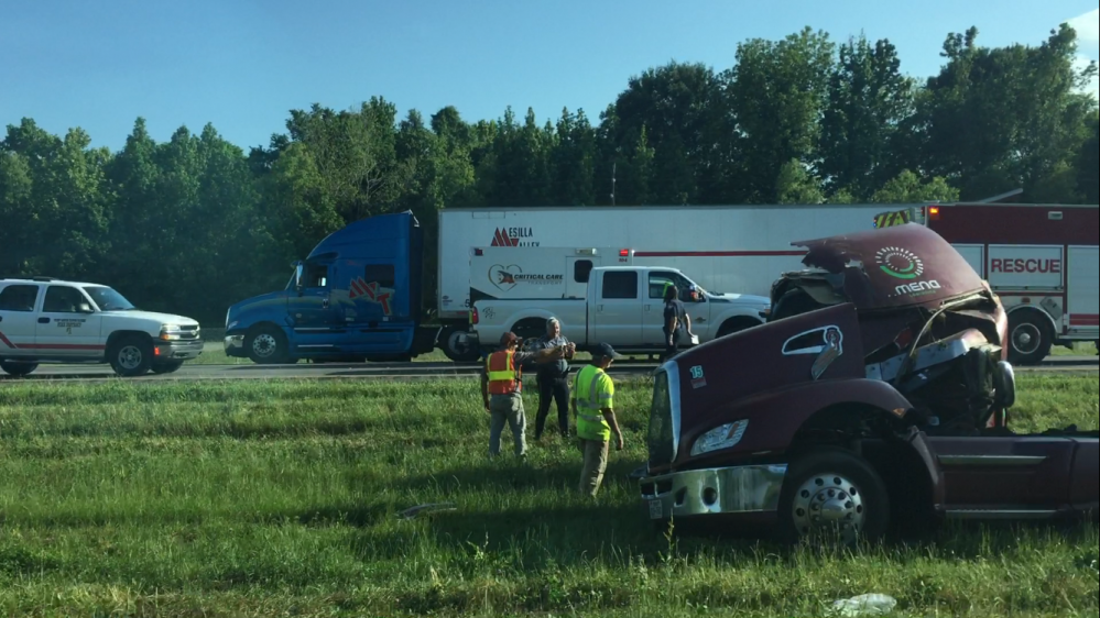 I-10 east lane closed due to 18-wheeler crash; comes days after fiery 5-vehicle wreck