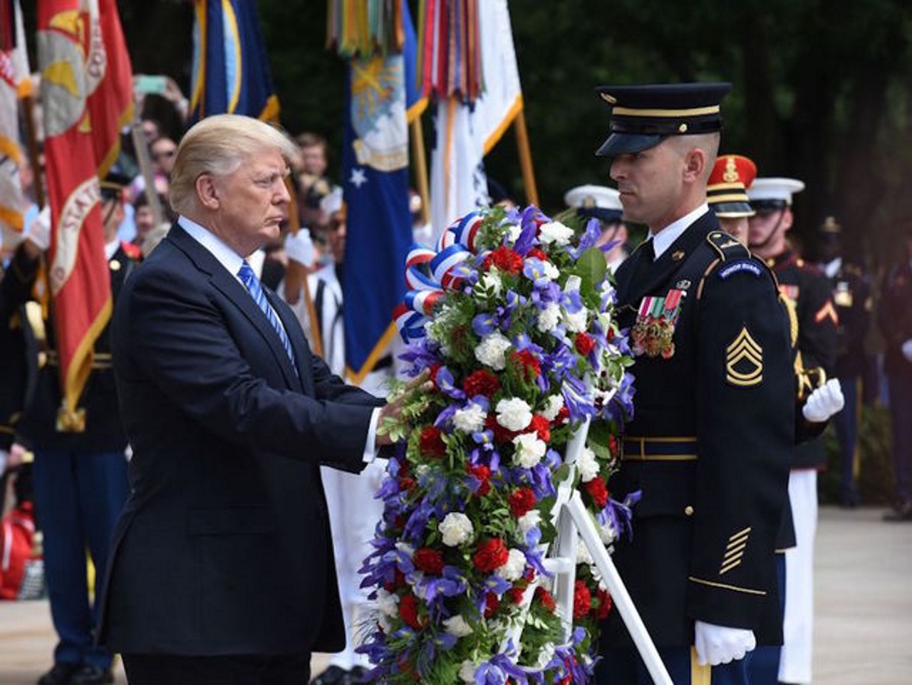Trump hails heroes at Arlington