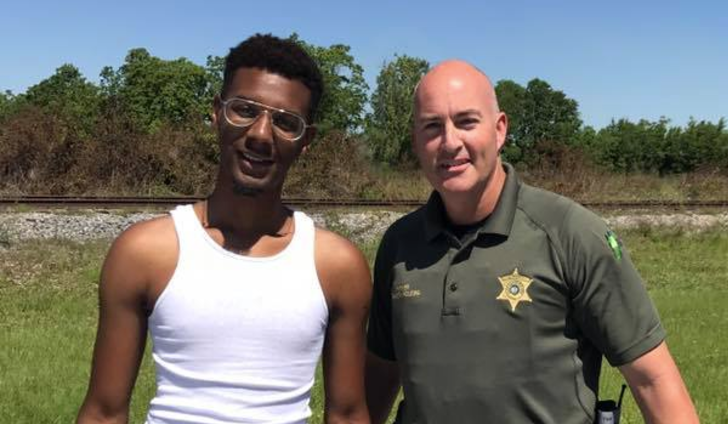 Video of EBR sheriff's deputy changing tire goes viral