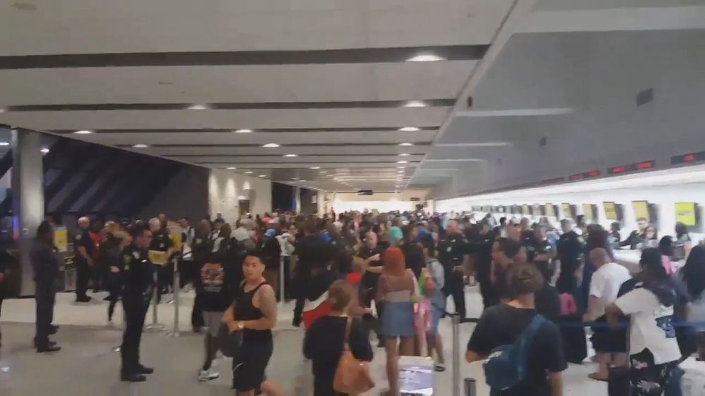 Chaos at Florida airport after Spirit flights canceled