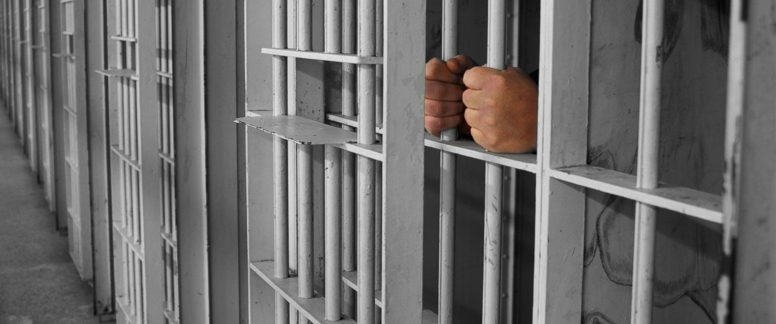 2 former prison guards sentenced in inmate beating cover-up