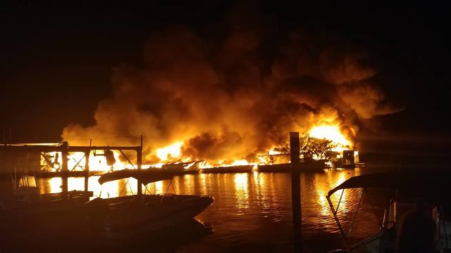 Massive fire in Florida closes U.S. 1 into Florida Keys